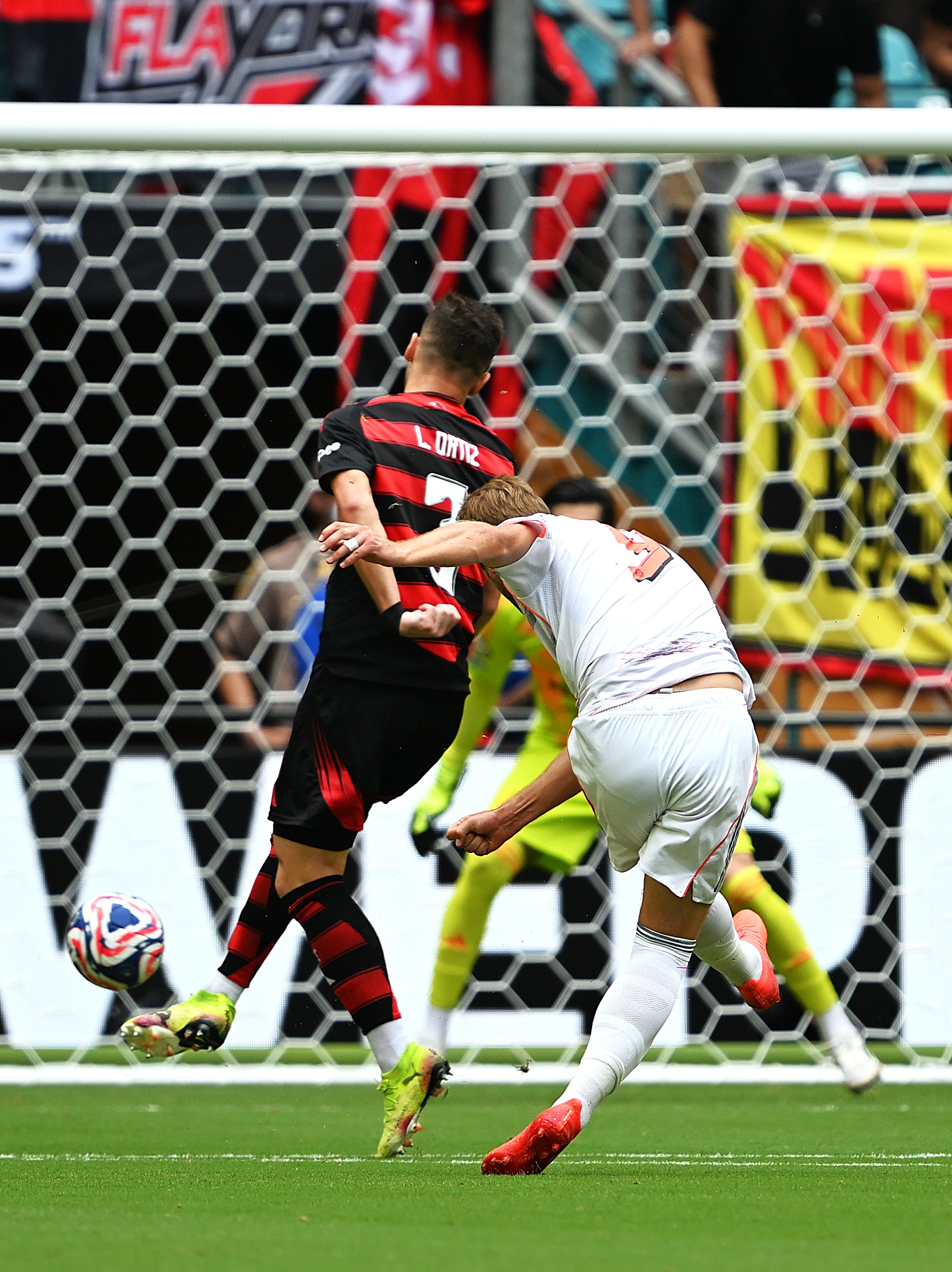 包含拜仁以小组第一晋级，轻松晋级的词条