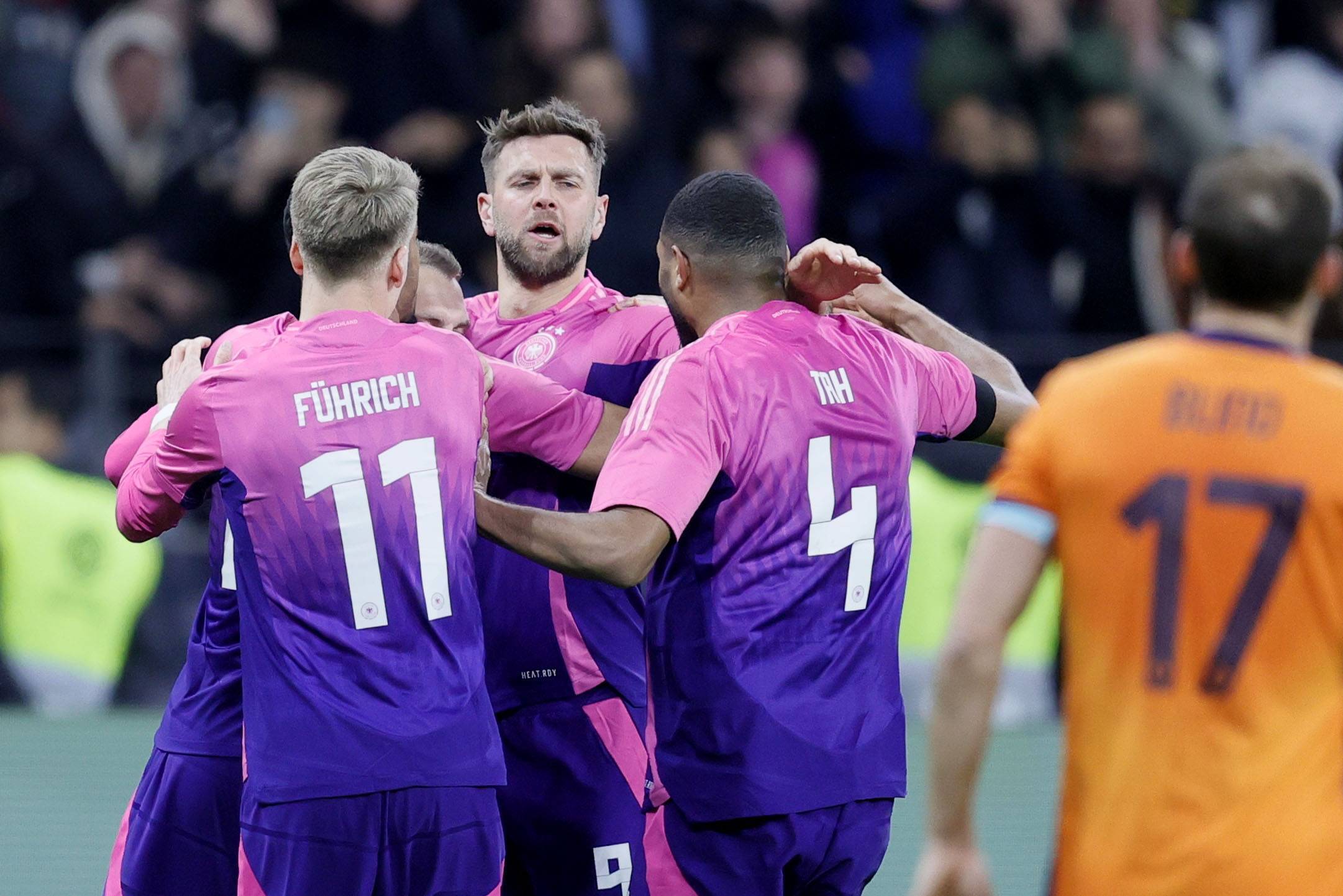 荷兰足球队实力凸显取得胜利